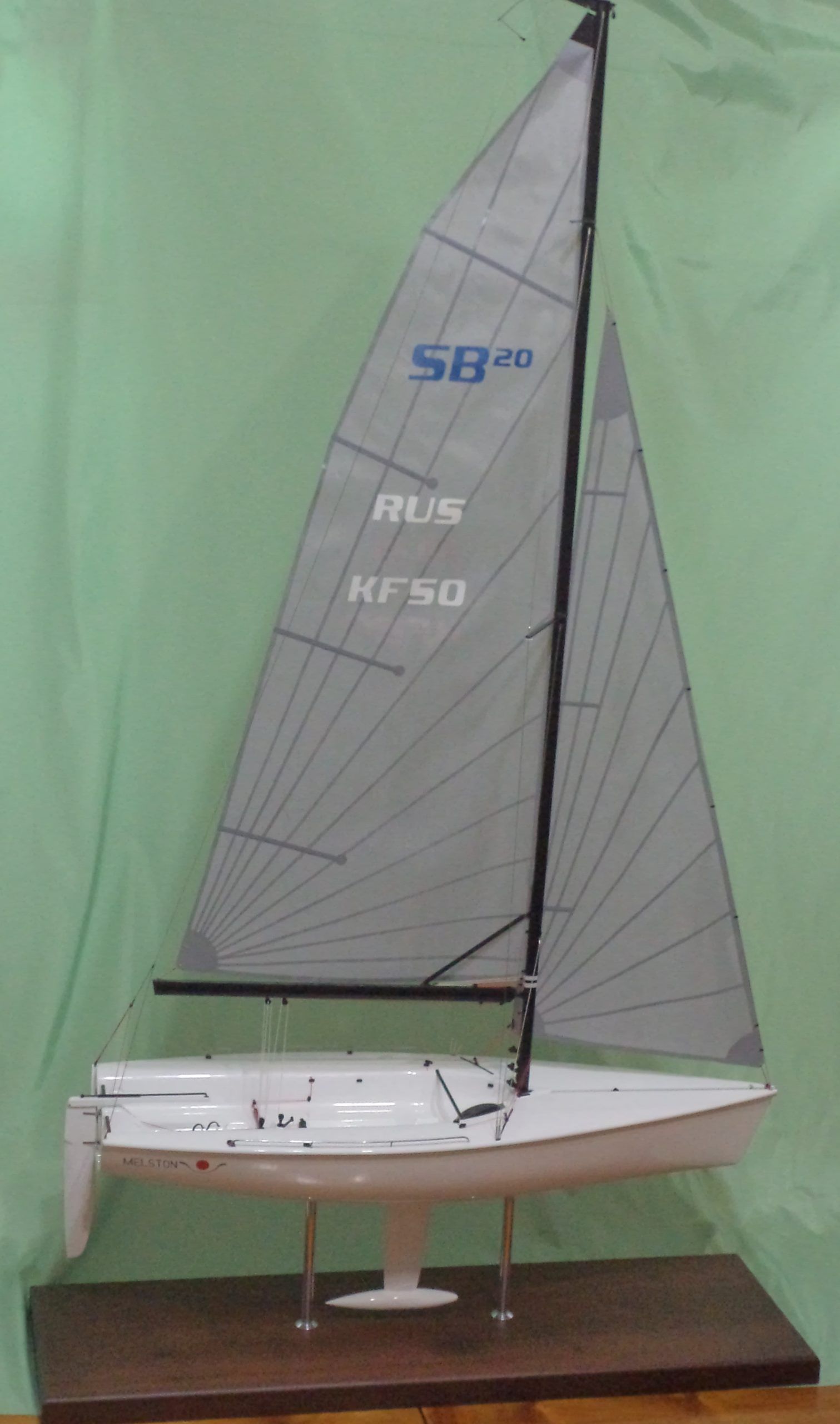 Спортивная парусная яхта класса SB20